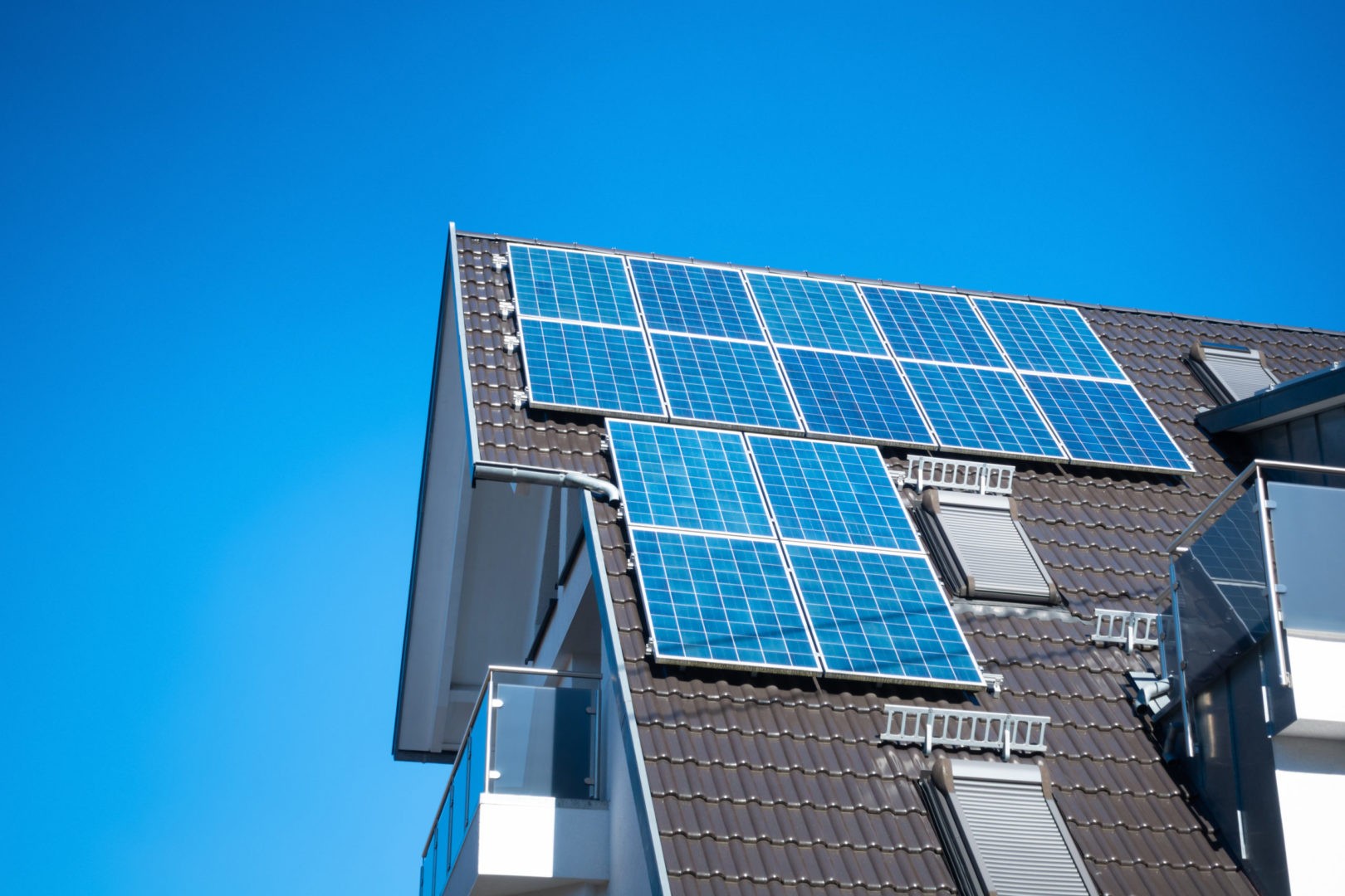 פאנלים סולאריים על הגג | חשמל סולארי על הגג - תמונה להמחשה