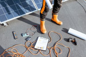 בחור עם מגפיים עוסק באנרגיה סולארית ומתקין מערכות סולאריות - תמונה להמחשה